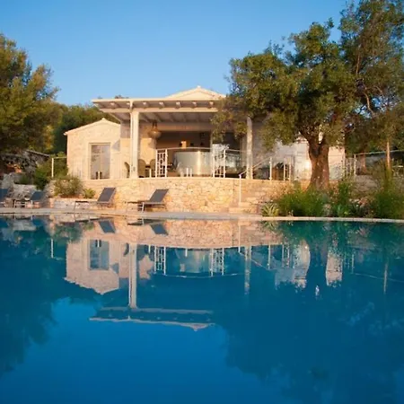 Sleeps 6 Pool T820117